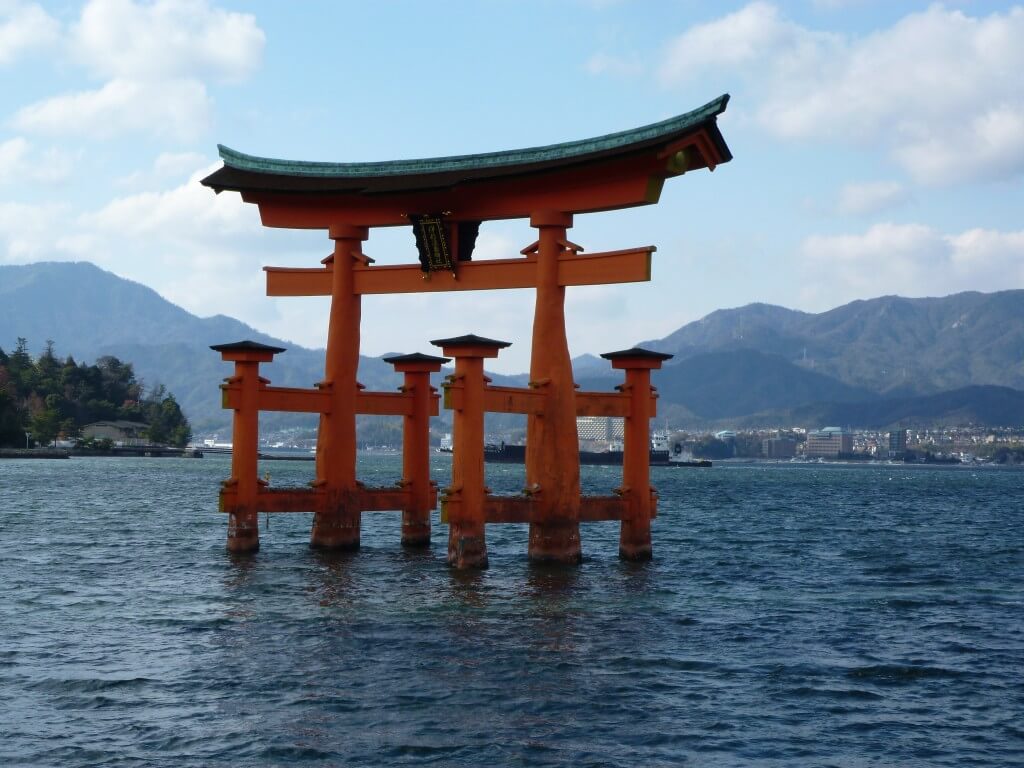 厳島神社　広島　世界遺産　海の上