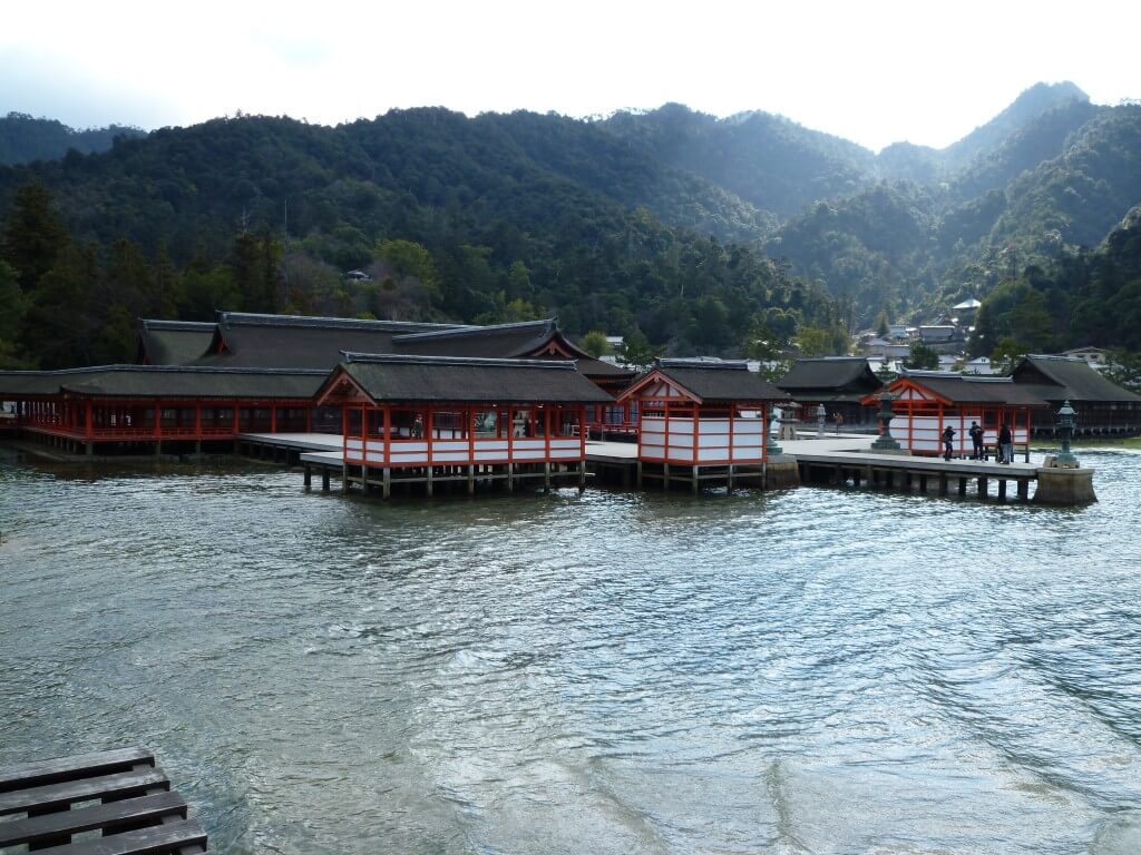 厳島神社　広島　世界遺産　海の上