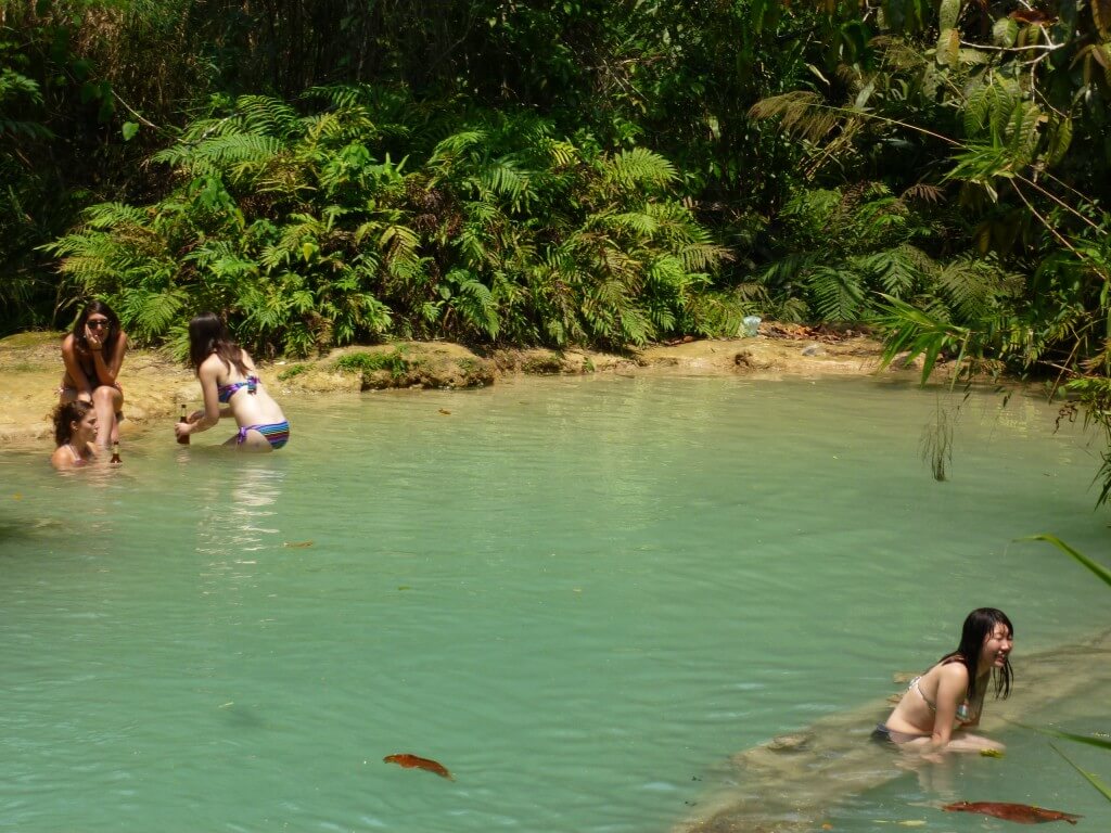 クアンシーの滝　外国人美女　水着　セクシー　ルアンパバーン　ラオス