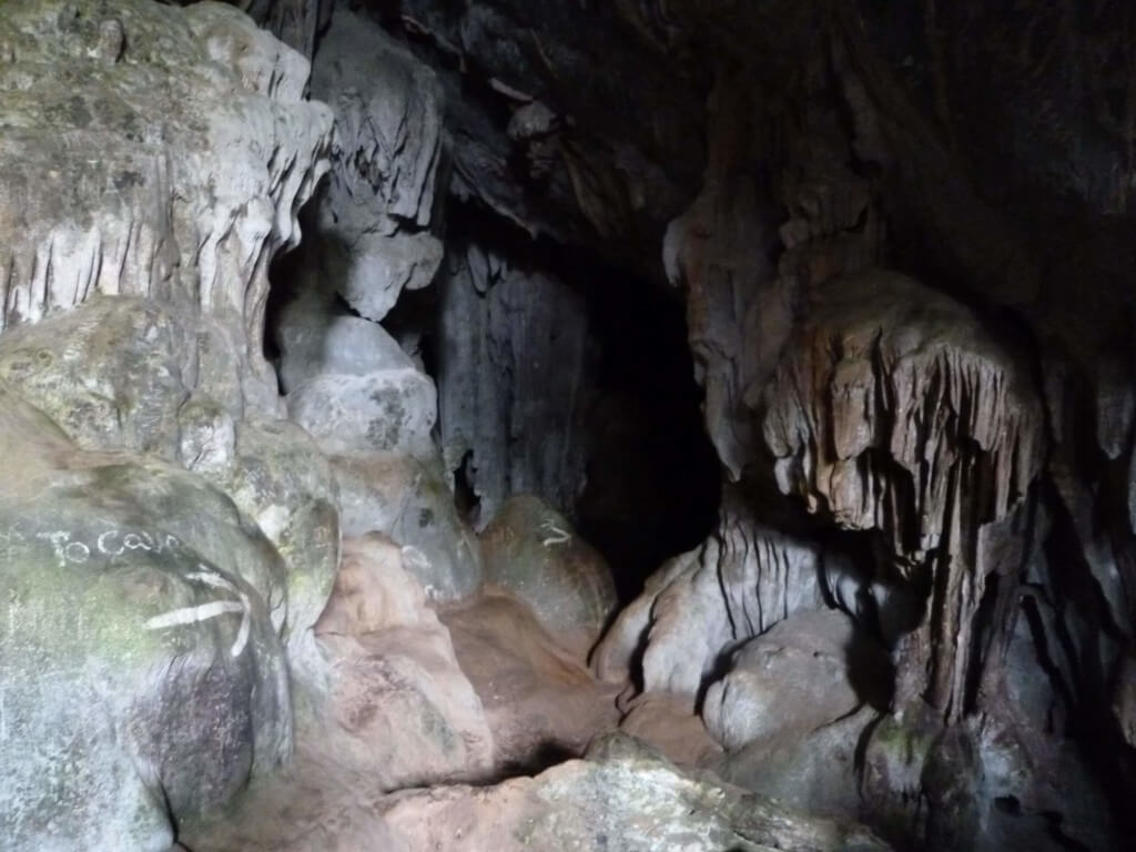 大自然のタム・プーカム洞窟（Tham Poukham Cave）は真っ暗闇です！