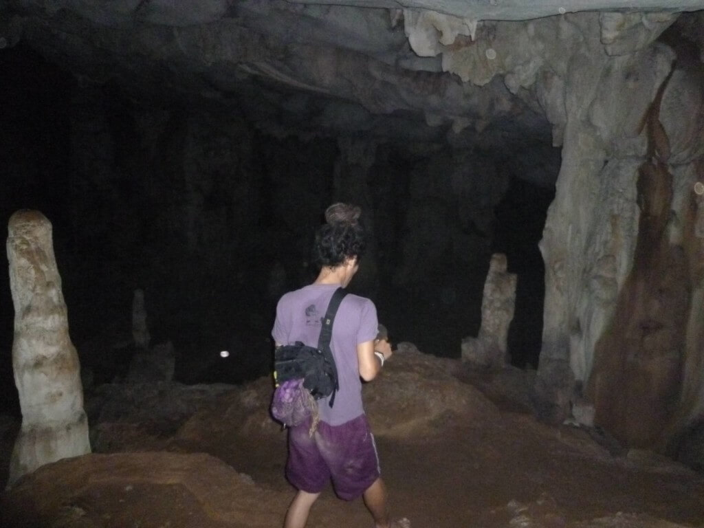 タム・プーカム洞窟（Tham Poukham Cave）は滑るから靴で！突然危険な穴も現れるよ！
