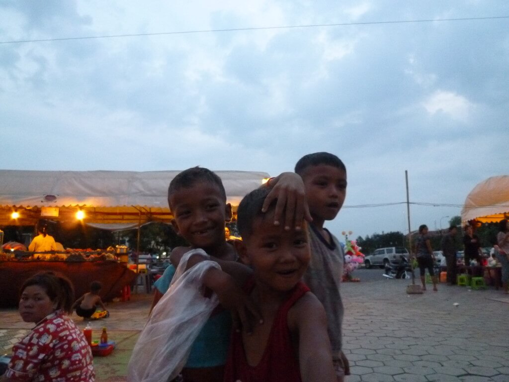 カンボジア　プノンペン　物乞いの子供達