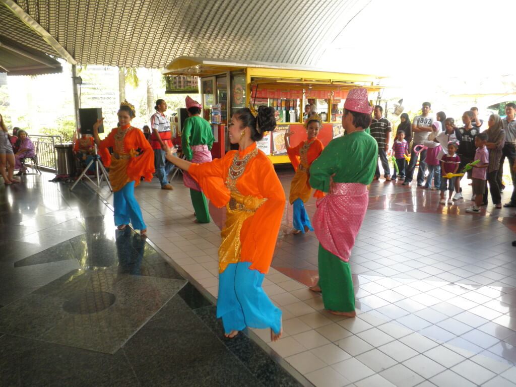 今日の美女　伝統舞踊を踊るマレーシアの女の子