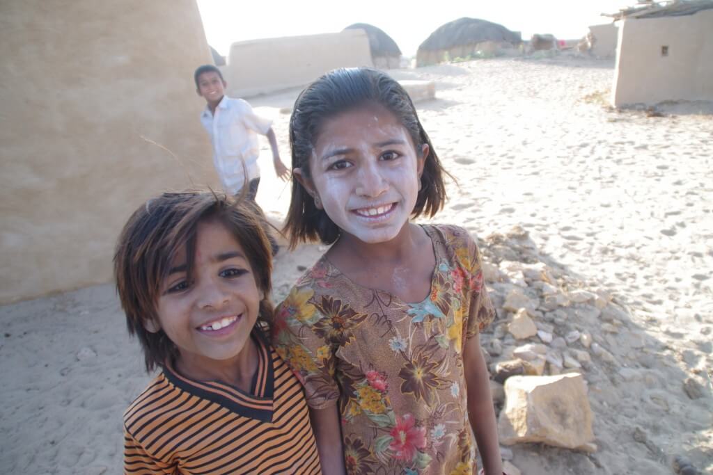 今日の美女　タール砂漠の村の子供達