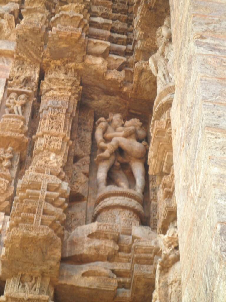 スーリヤ寺院　エロ彫刻　ミトゥナ像
