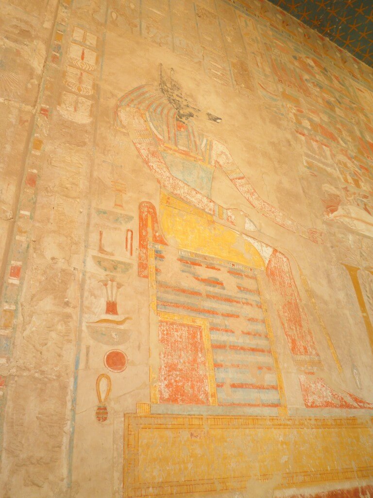 ハトシェプスト女王葬祭殿　壁画　色がついている