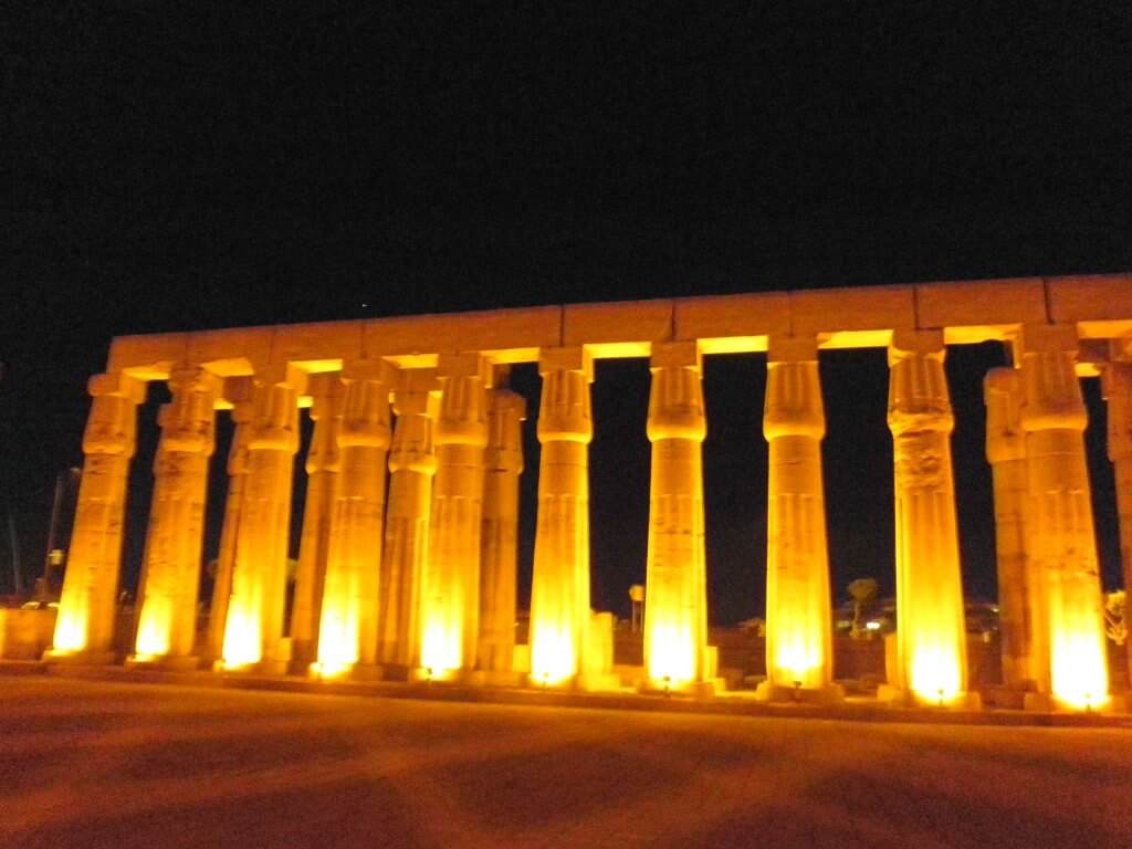 ルクソール神殿　ライトアップ