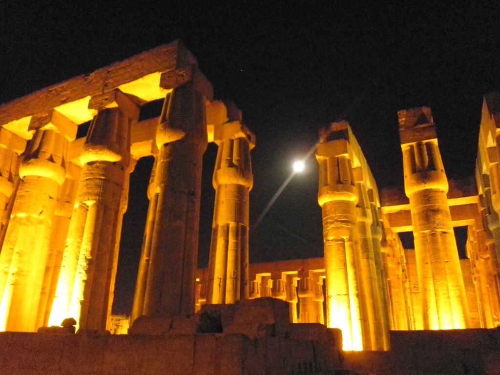 ルクソール神殿　満月　ライトアップ
