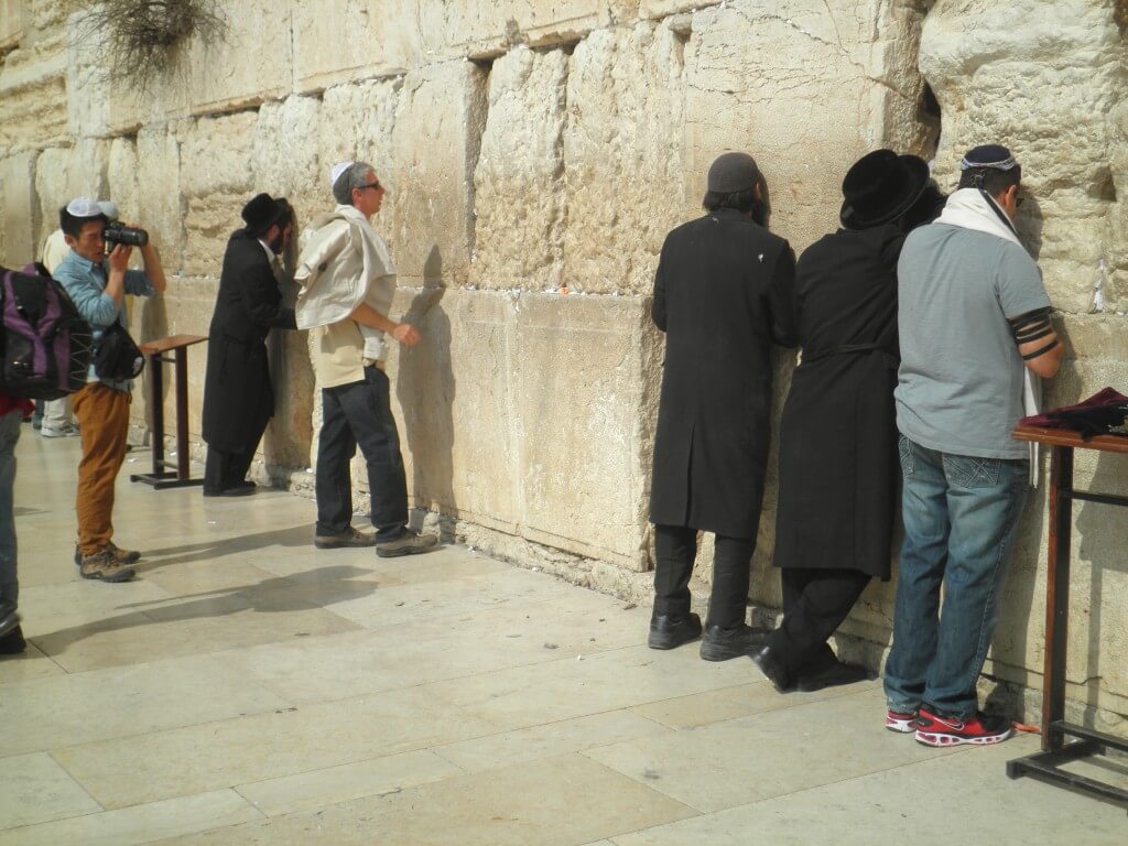 ユダヤ教　嘆きの壁　祈り　踊る　歌う