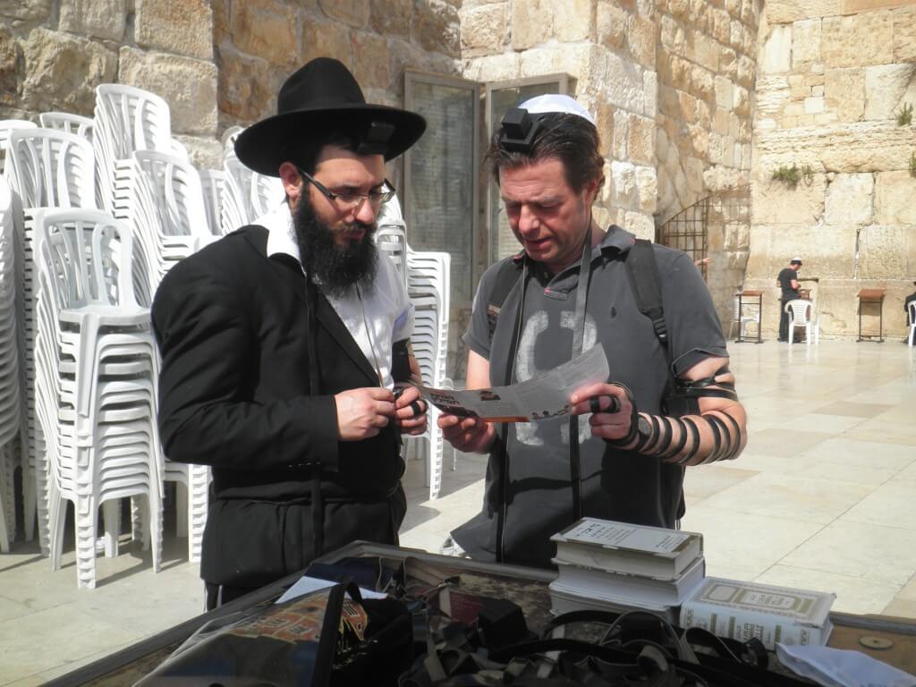 ユダヤ教　黒ずくめ　帽子　エルサレム　嘆きの壁