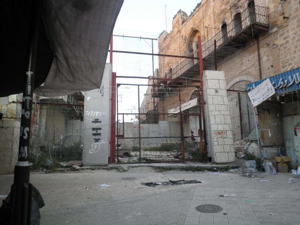 鉄条網　ゴミ　イブラーヒーミー・モスク　検問所　パレスチナ　ヘブロン