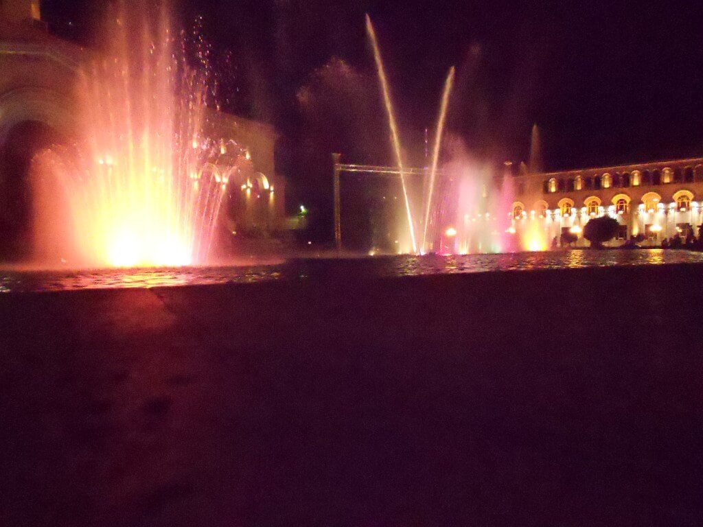 アルメニアのエレバンの噴水ショーは音と光の競演！！