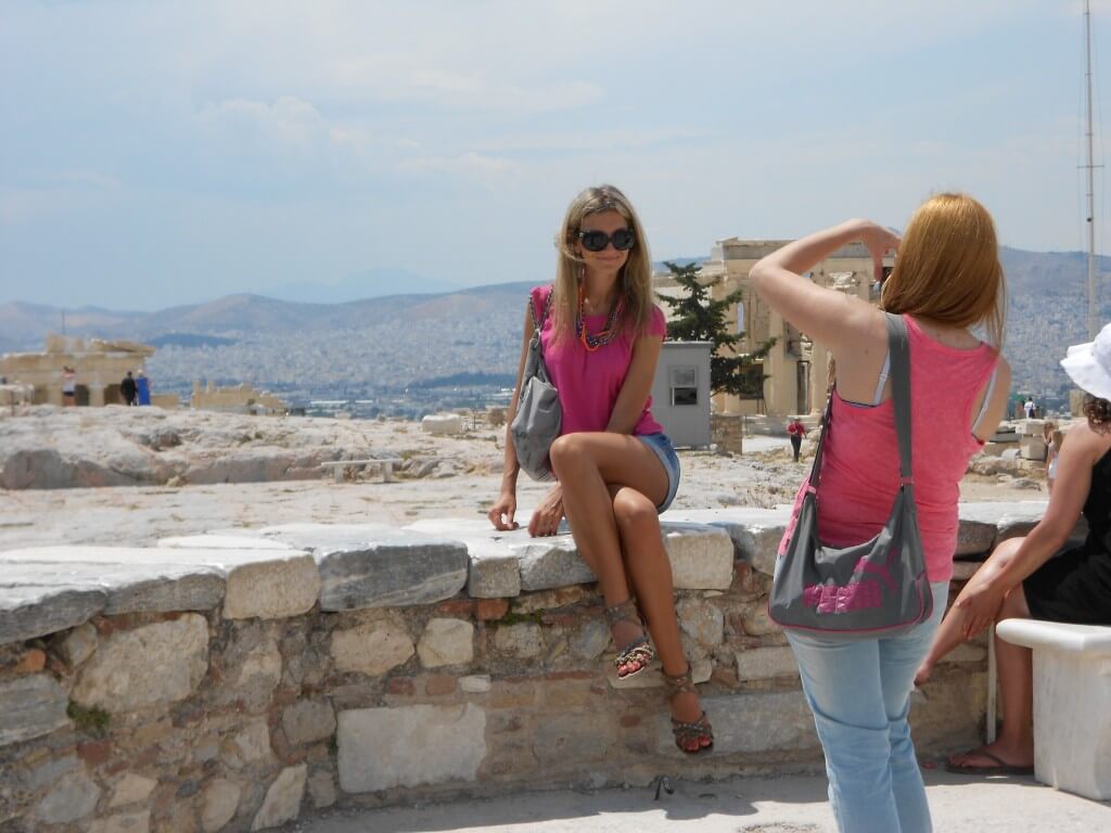 今日の美女　アテネのパルテノン神殿で撮影中のヨーロピアンの女の子