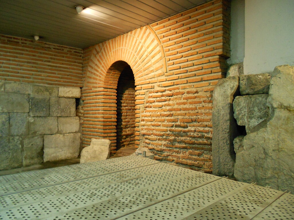 公共温泉浴場（Central Mineral Bath）