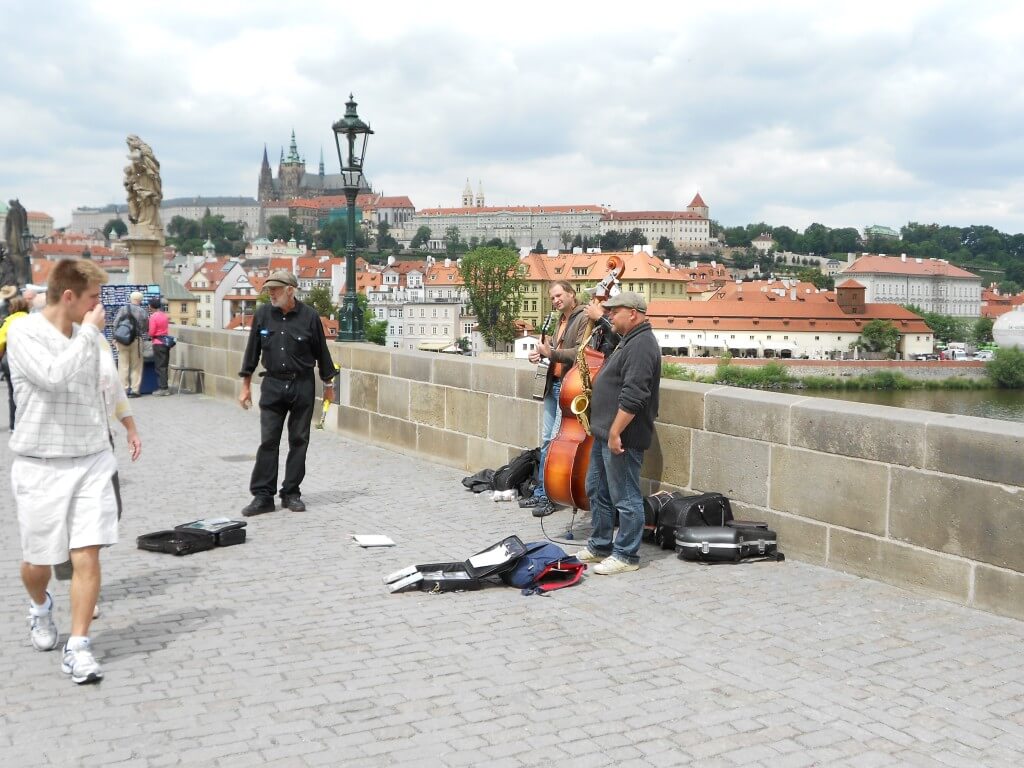 プラハのカレル橋には多くのアーティストー、ストリートパフォーマー　オーケストラ