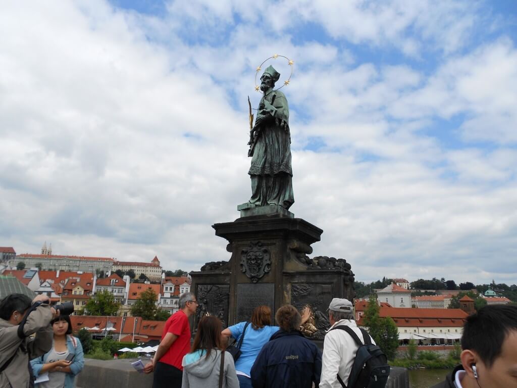 ヤン・ネポムツキーの像　願いがかなう像があるのもカレル橋　プラハ