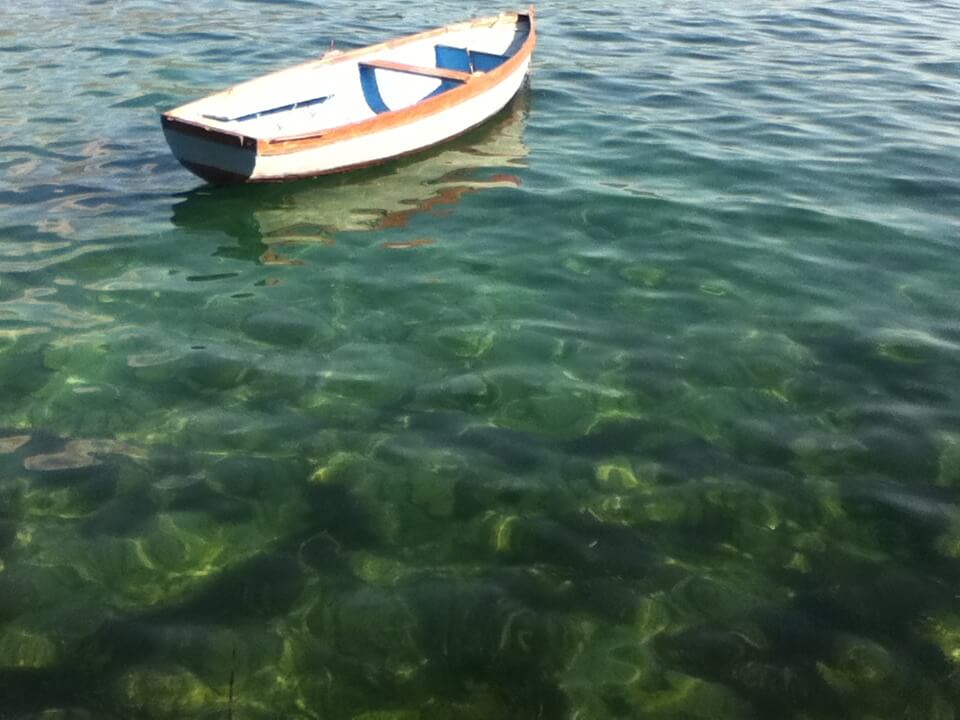 オフリド　リゾート地　透き通った水　湖　ボート