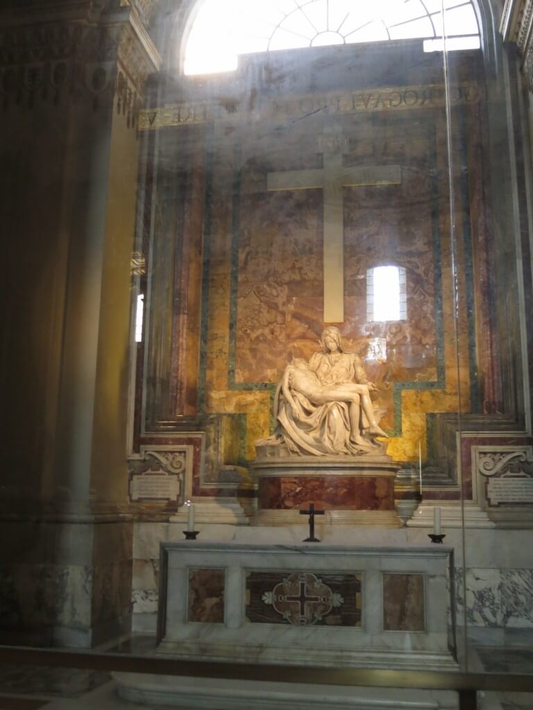 バチカン市国の「サン・ピエトロ大聖堂」にはかの有名なミケランジェロの「ピエタ」が！！