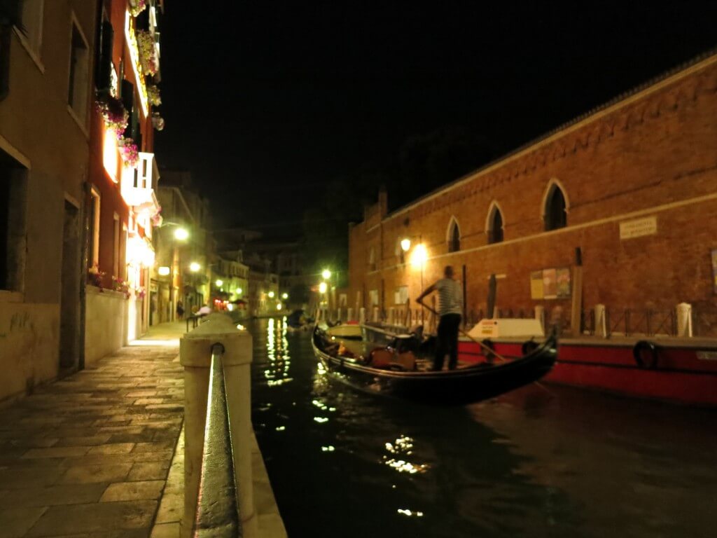 フルーカー　水の都　ベネチア　夜　ライトアップ　水路　イタリア