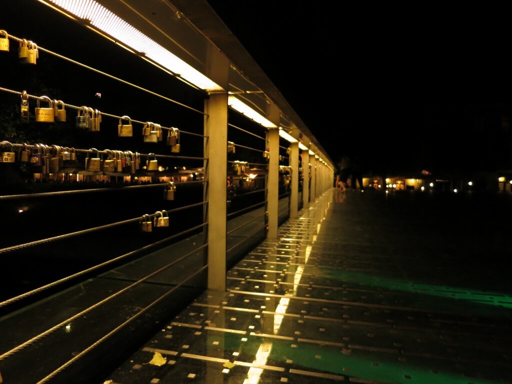 リュブリャナの夜は素敵♪　川沿いはライトアップされ、「愛の南京錠」が！