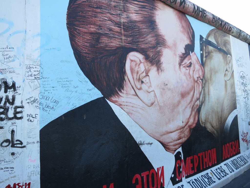 ベルリンの壁の観光でキスのアートを見て世界平和を願いました