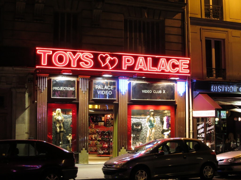パリのキャバレー通り！かの有名な「ムーラン・ルージュ」　観光地　フランス