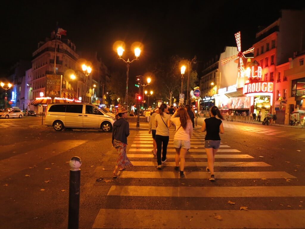 パリのキャバレー通り！かの有名な「ムーラン・ルージュ」　観光地　フランス