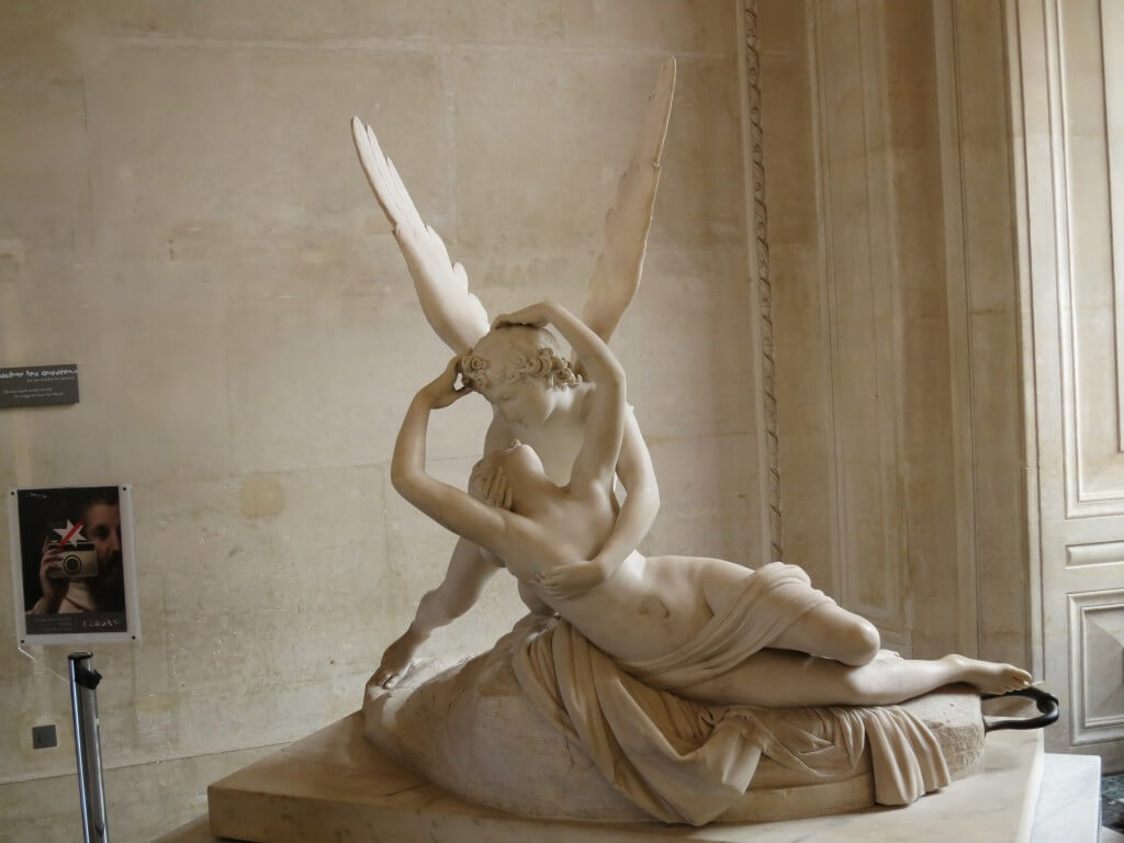 彫刻　ルーヴル美術館　展示物　　パリ　フランス