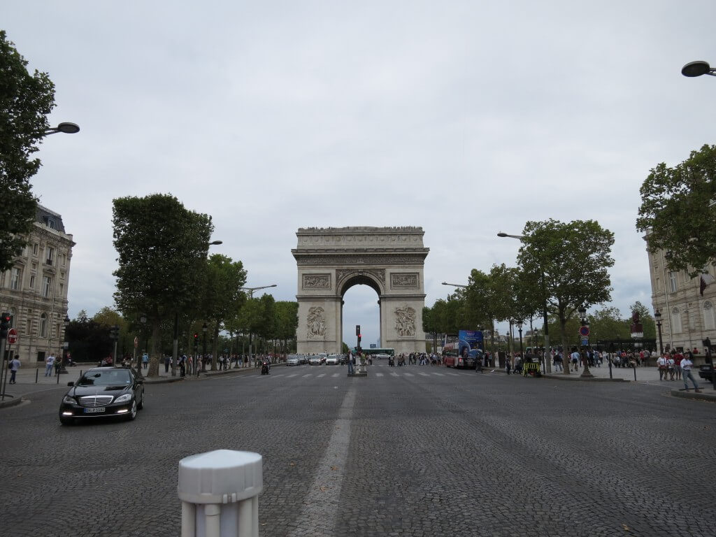 パリの観光地　「エトワール凱旋門」　パリ　シャンゼリゼ通り　フランス