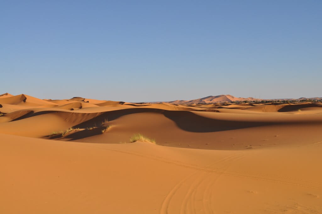 サハラ砂漠　景色　ツアー　メルズーガ　モロッコ