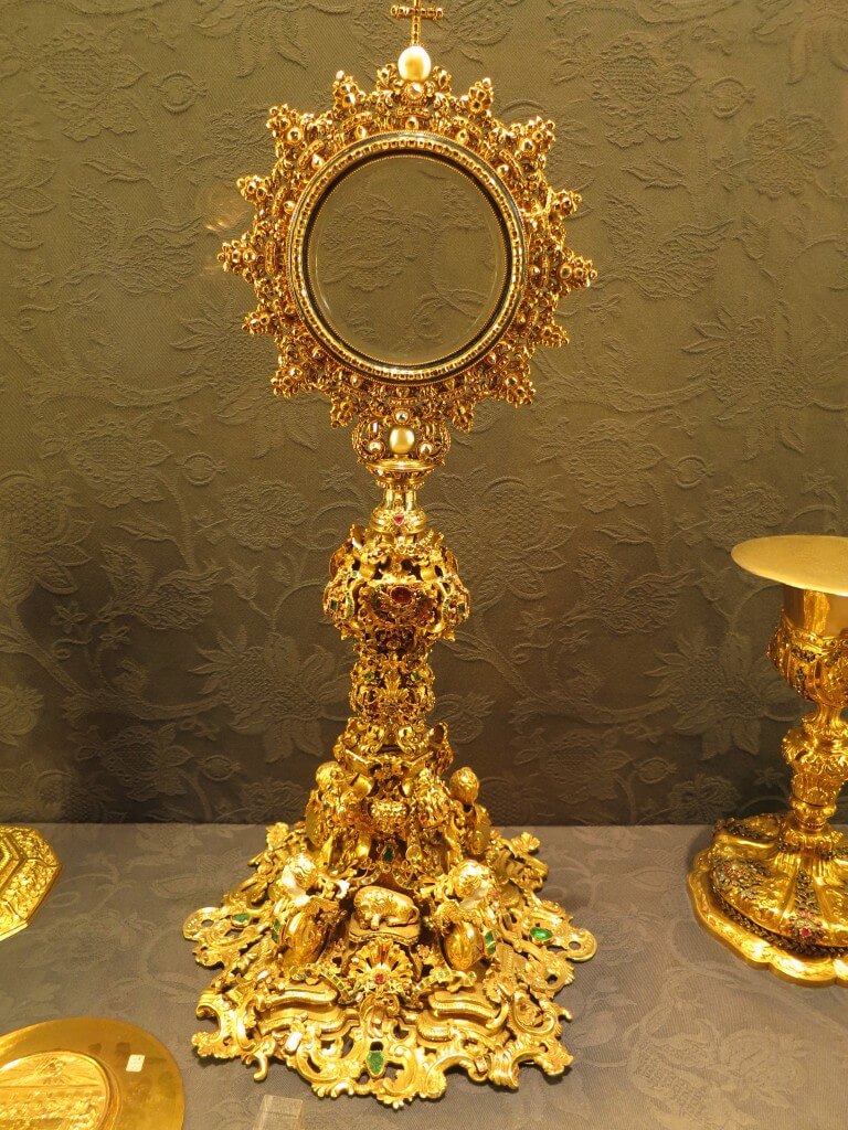 セビリア大聖堂　装飾品　絵　金銀財宝　スペイン