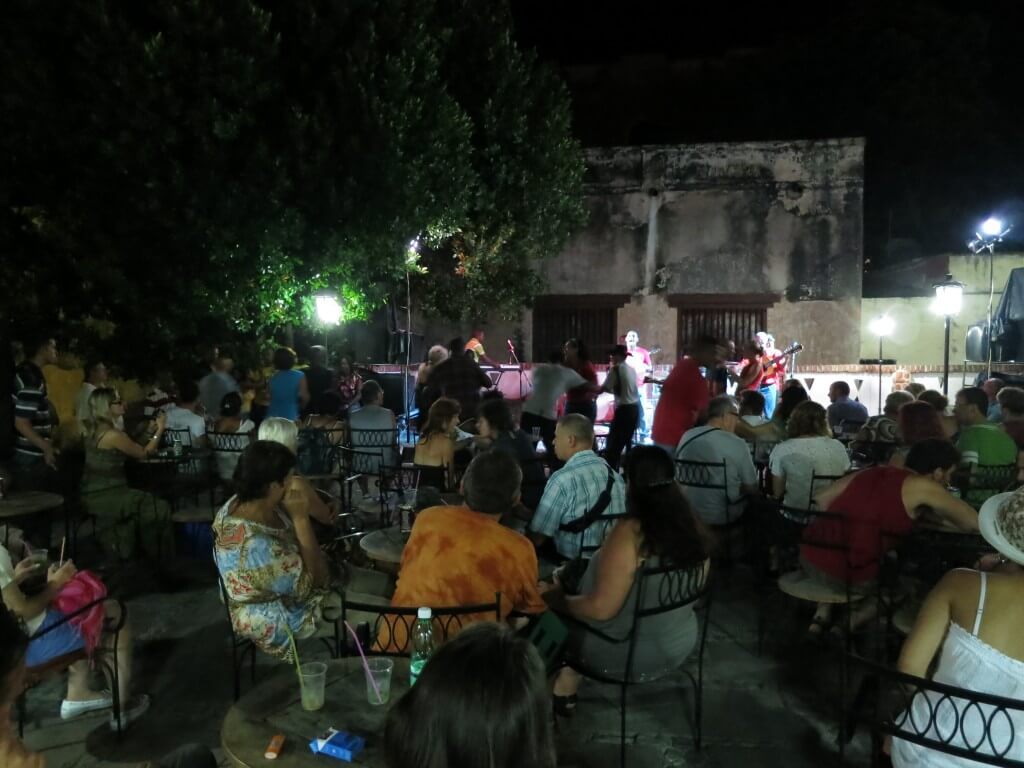 サルサ　キューバ音楽　トリニダ　サンティシマ広場横の階段　