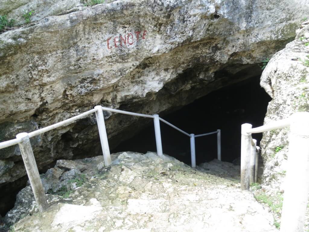 セノーテ　チャックモールは洞窟の中だよ！鍾乳洞のホールが待ち構えている！
