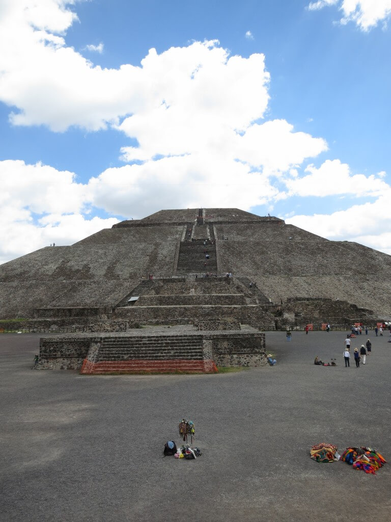 テオティワカン遺跡広すぎ！ようやく着いた「太陽のピラミッド」は・・・でかすぎ！！