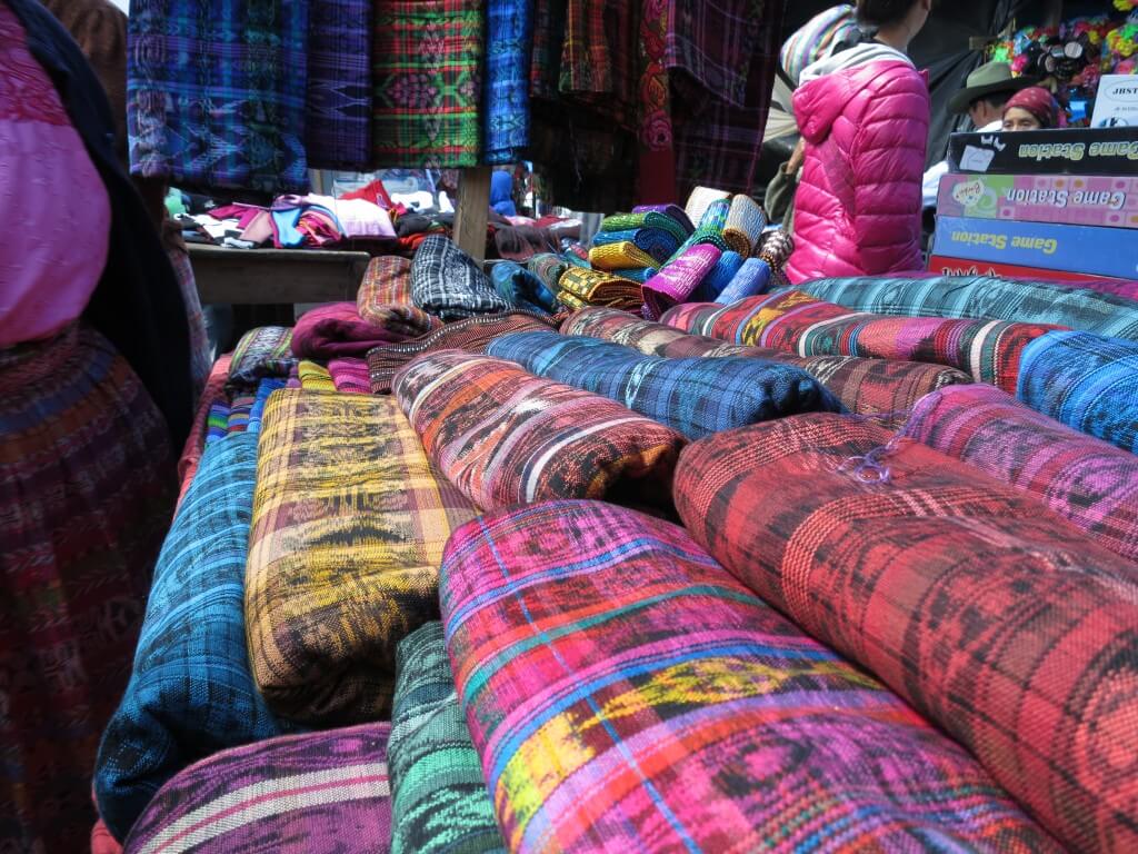 サン・フランシスコ村のメルカド（市場）で民族衣装（ウィピル）の生地