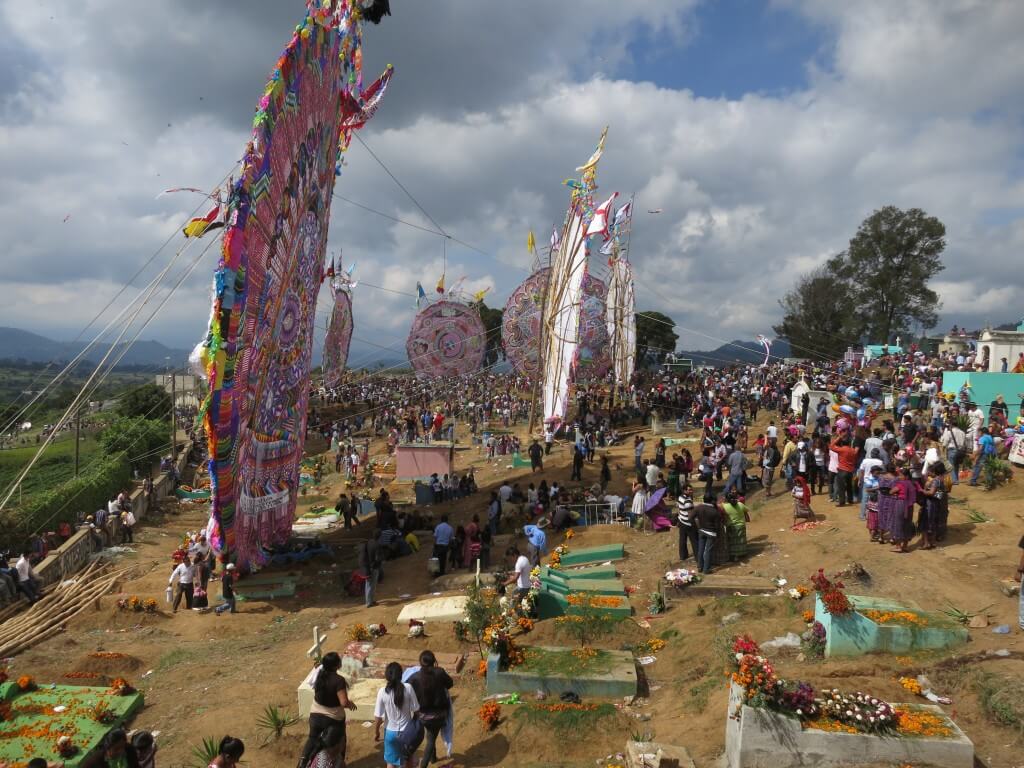 サカテペケス　死者の日　祭り　凧揚げ　巨大凧