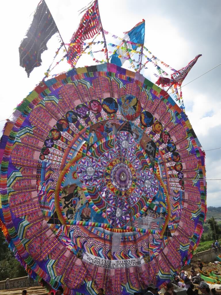 サカテペケス　死者の日　祭り　凧揚げ　巨大凧