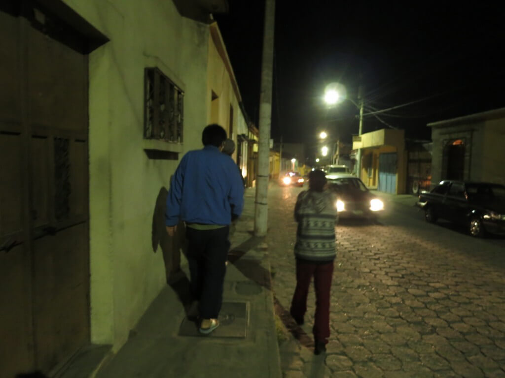 グアテマラの風俗でシェラのストリップに行く男3人を見送った