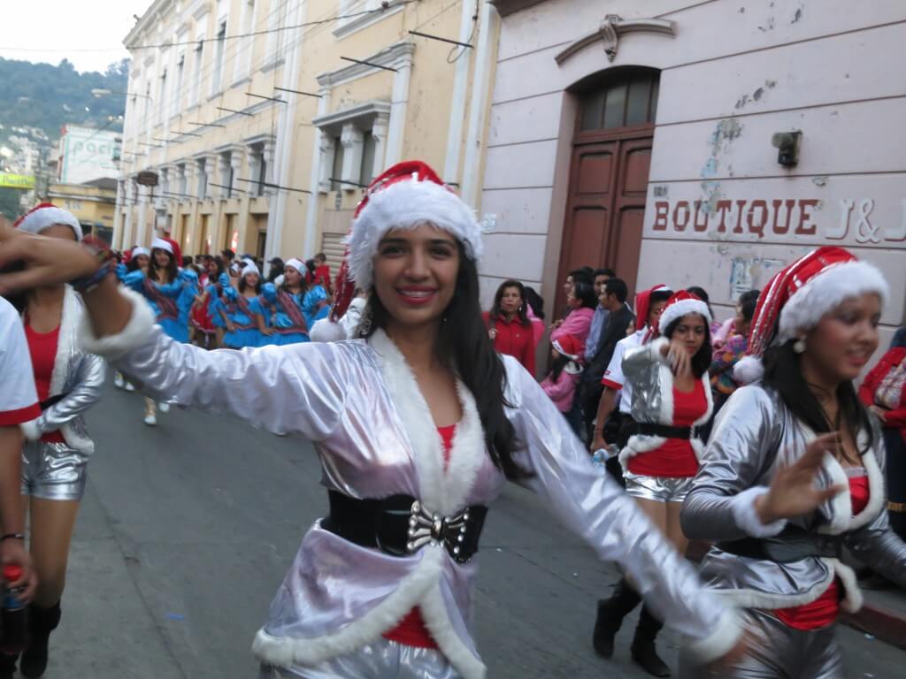 パレード　シェラ　ケツァルテナンゴ　グアテマラ美人　かわいい女の子