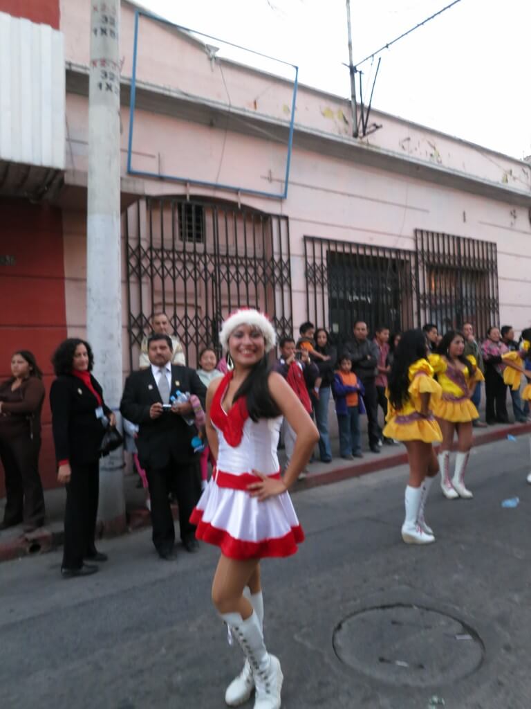 パレード　シェラ　ケツァルテナンゴ　グアテマラ美人　かわいい女の子