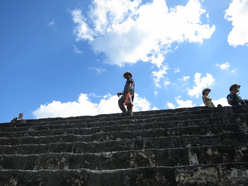 注意！ティカル遺跡のピラミッドは階段が急で危険