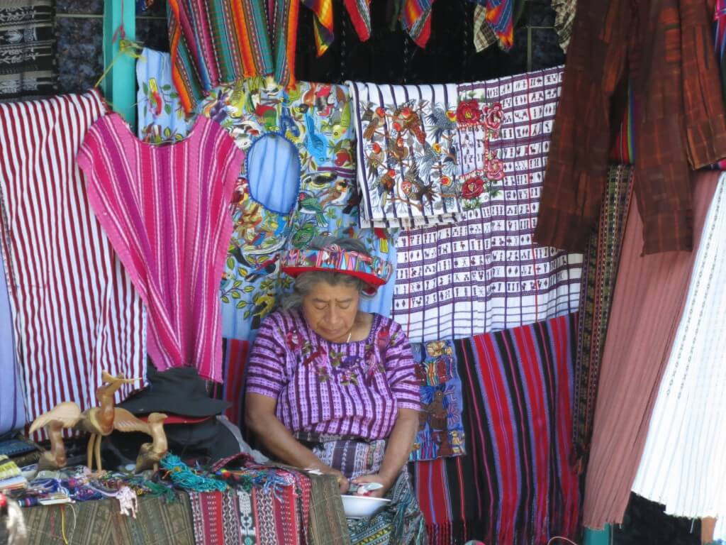 民族衣装（ウィピル）　サンティアゴ・アティトラン村　グアテマラ