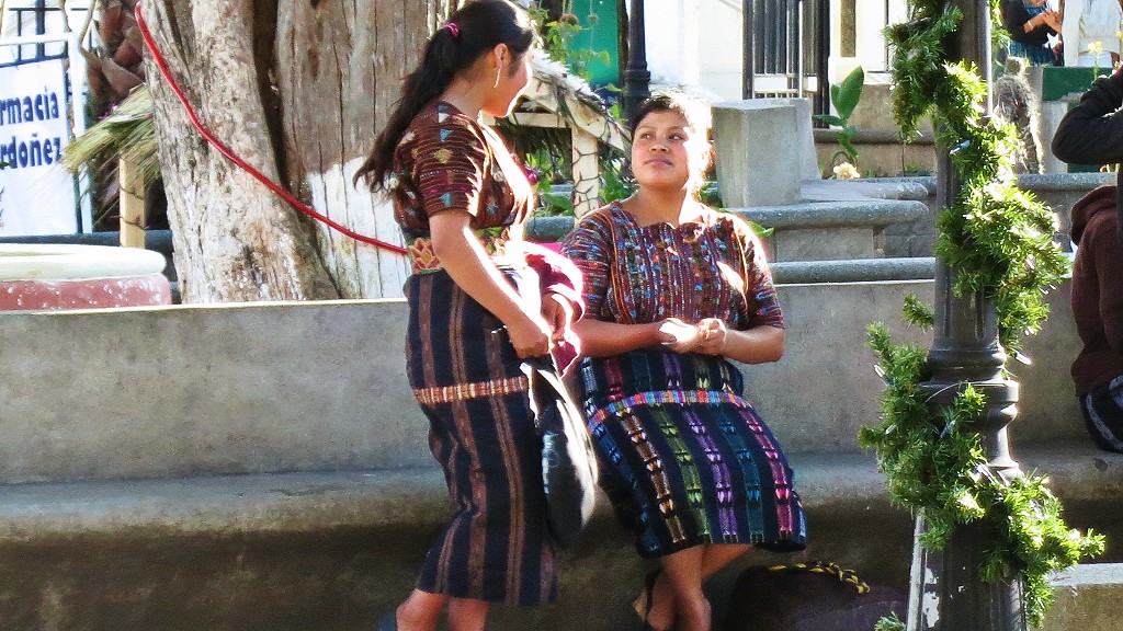 アティトラン湖を観光！サンティアゴ・アティトラン村とソロラ村でマシモンに民族衣装は必見です