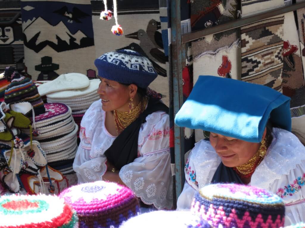 オタバロの土曜市の人達は伝統民族衣装を着ているんだよ！