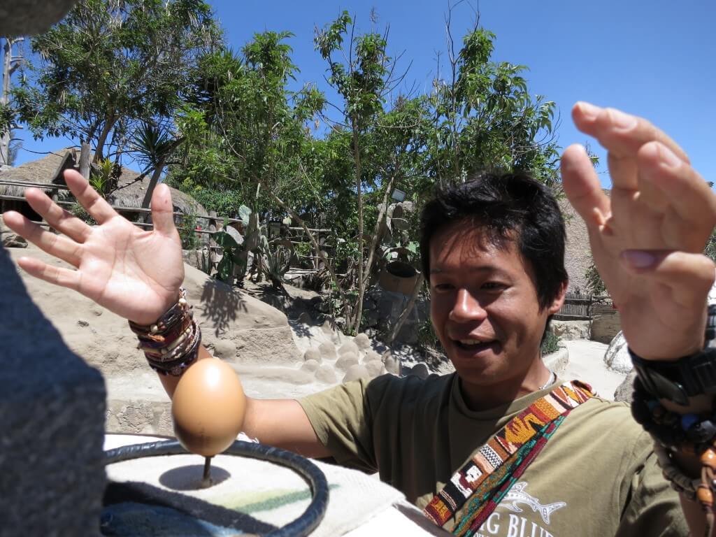 赤道直下では卵を釘の上に簡単に立てられる　赤道ミュージアム（Museo Solar Inti-nan)　エクアドル