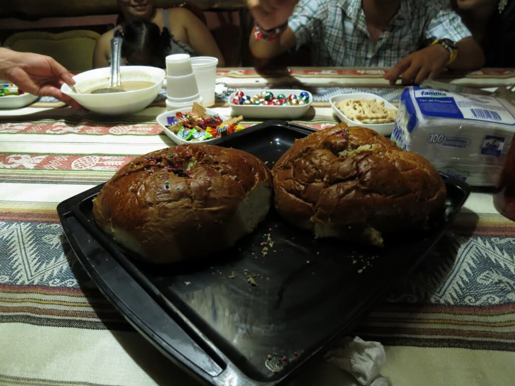 クリスマス　ガラパゴス諸島　エクアドル式？ガラパゴス式のケーキはパン！！！とホットチョコレート♪