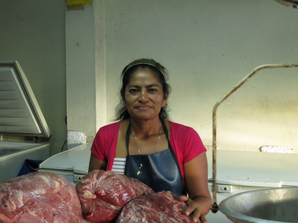 おばちゃん　サン・クリストバル島のメルカドの前のお肉、魚屋　ガラパゴス諸島