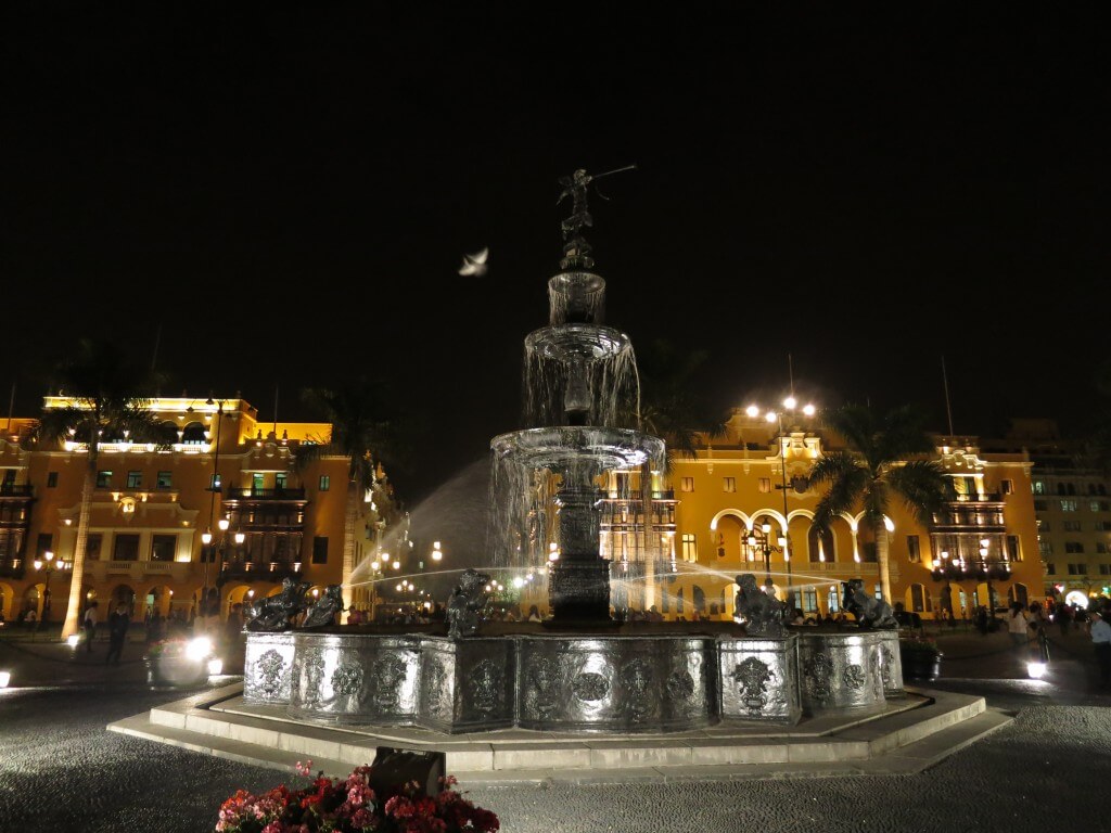 ライトアップ　アルマス広場　リマ　ペルー　旧市街