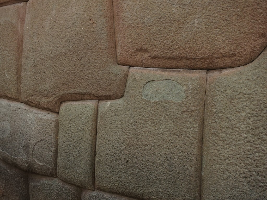 クスコ宗教美術博物館の土台部分　インカ建築の石組み　剃刀の刃も入らない　クスコ　ペルー