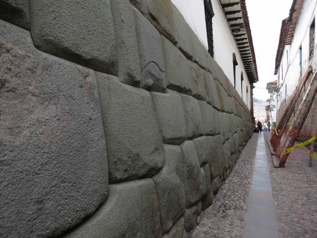 クスコ宗教美術博物館の土台部分　インカ建築の石組み　剃刀の刃も入らない　クスコ　ペルー